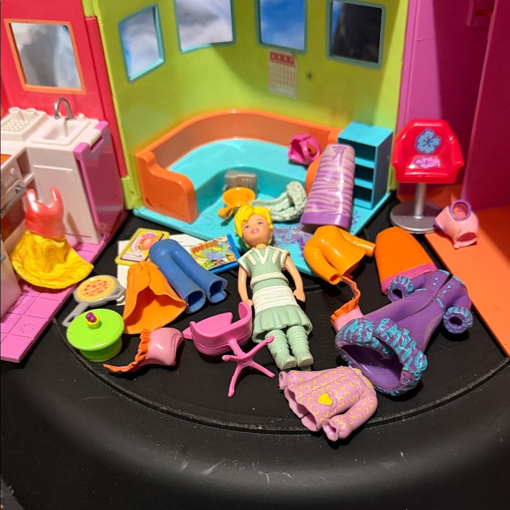Polly pocket Colorful Dollhouse Playset with Accessories - Picture 2 of 6